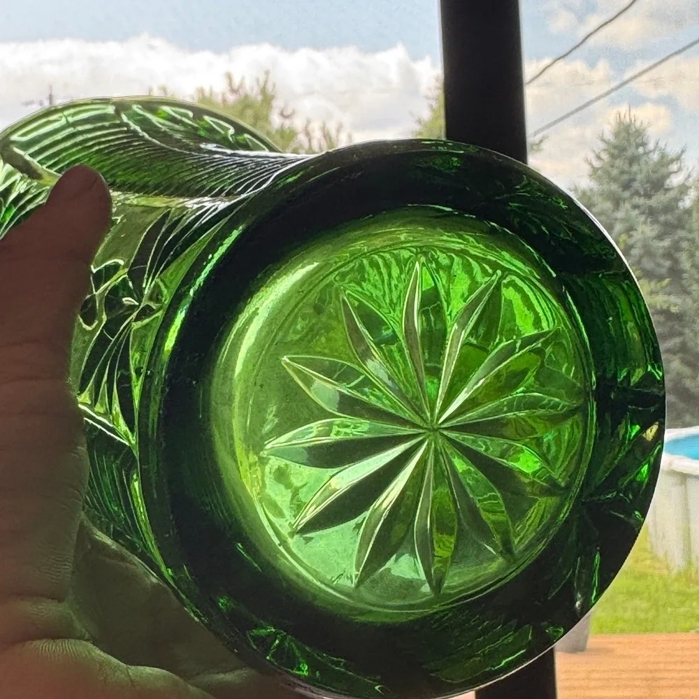 Vintage Emerald Green Pressed Glass Vase Starburst Sawtooth Scalloped Rim 8
